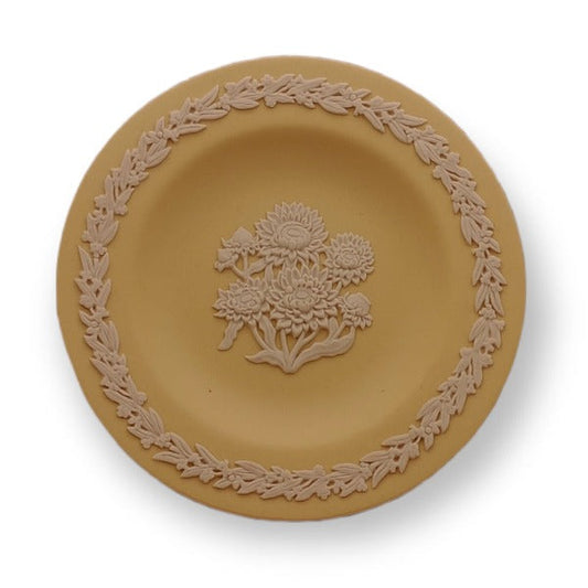 Wedgwood Jasperware Plate - Australian Flora - Everlasting Daisy - 20th Century Artifacts